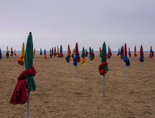 Deauville parasols alignés