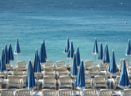 Plage de Nice transat et parasol en alignement sur la plage 
