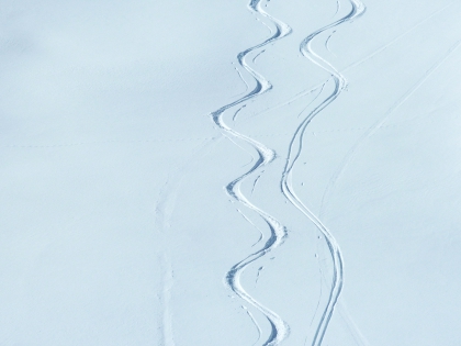 Traces dans la neige deux skieurs deux trajectoires différentes...